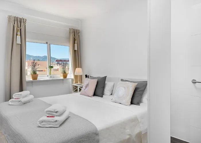 Cozy Next To The And Center *